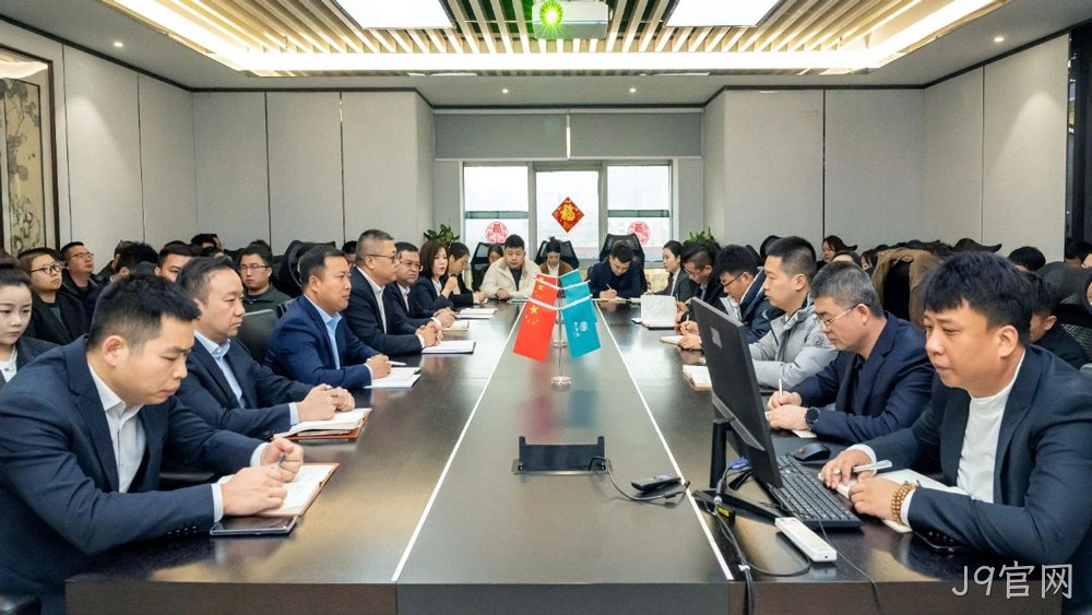 在泸州老窖“中国第一窖”石刻前打卡留念  J9官网将继续秉持开放合作的态度，与业界同仁共同探索中国白酒的新高度，共绘酒业美好蓝图，全力打造产品质量更优、品牌影响力更大的现代化白酒企业。