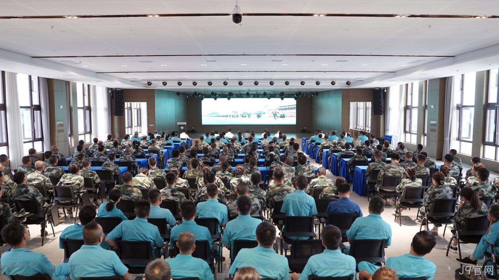 J9官网组织全体员工观看抗战胜利80周年阅兵仪式